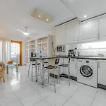 Cozy 2 Bedroom With Pool View And 2 Bathrooms In Cristianos Los Cristianos (Tenerife)