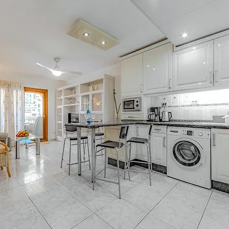 Cozy 2 Bedroom With Pool View And 2 Bathrooms In Cristianos Los Cristianos (Tenerife)