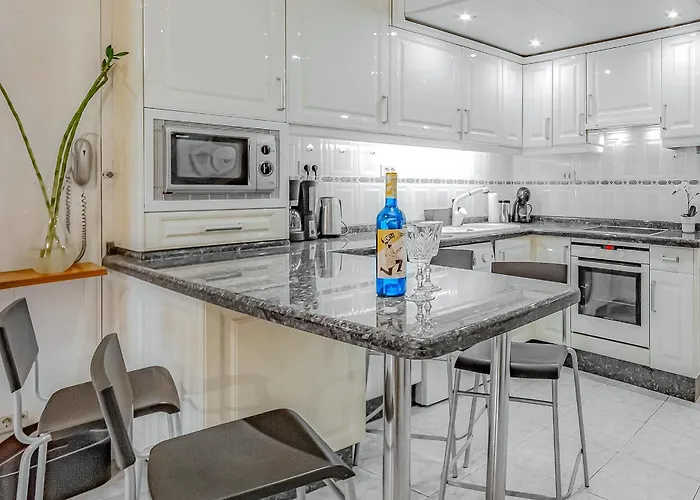 Cozy 2 Bedroom With Pool View And 2 Bathrooms In Cristianos