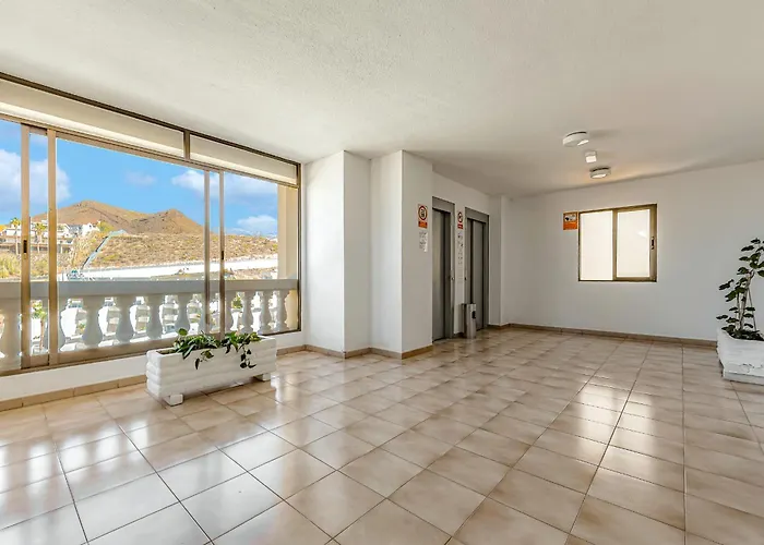 Cozy 2 Bedroom With Pool View And 2 Bathrooms In Cristianos *