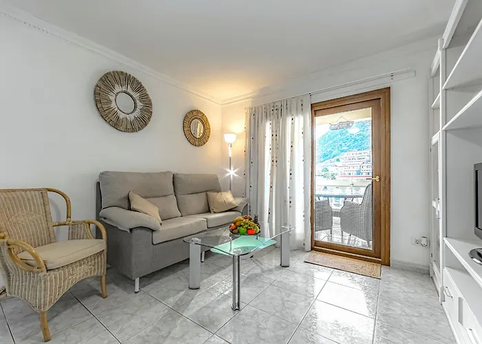 Cozy 2 Bedroom With Pool View And 2 Bathrooms In Cristianos Los Cristianos (Tenerife)