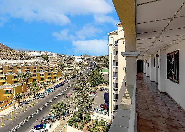 Cozy 2 Bedroom With Pool View And 2 Bathrooms In Cristianos Los Cristianos (Tenerife)